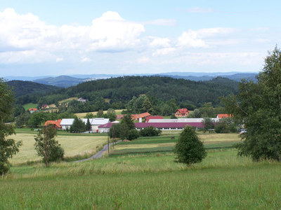 Pohled na obec Žernovice od lomu Kobylí Hora