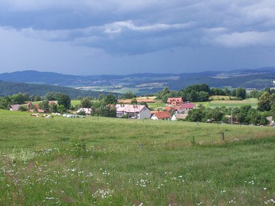 Pohled na obec Žernovice od Kůsů kříže